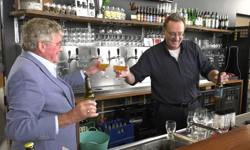 Twee mannen proosten op met speciaalbier voor de Bruine Vloot bij het Brouwdok in Harlingen